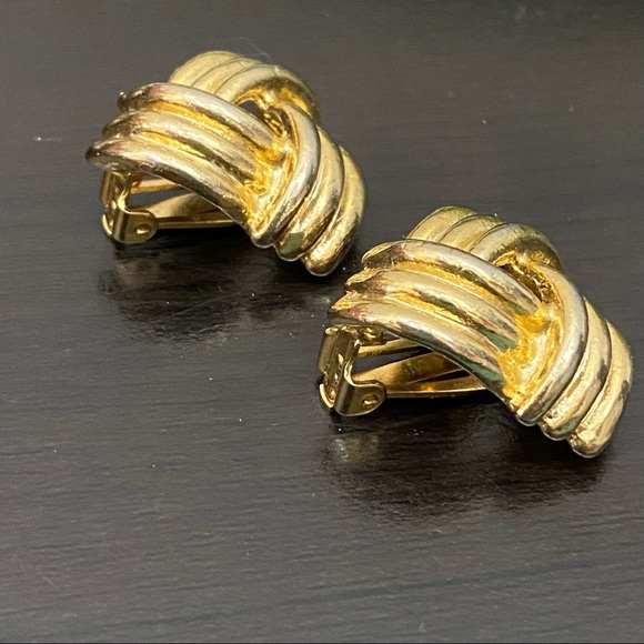 Vintage Unsigned Gold-tone Knot Clip On Earrings - Picture 11 of 13